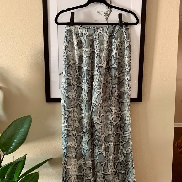 Superdown Abril Wide Leg Pant in Teal Snake - Picture 5 of 7